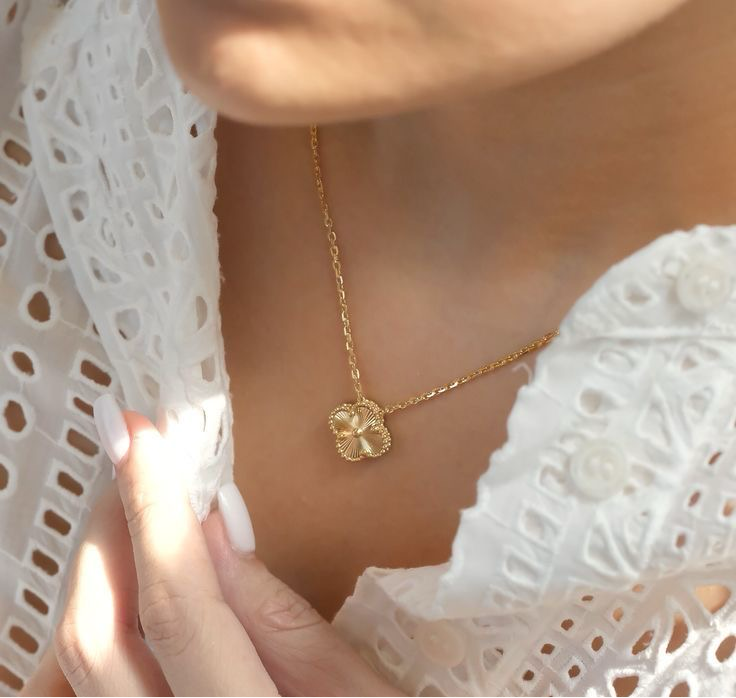 Solitaire Classic Clover Gold Necklace